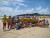 Le groupe avec nos Life guards sur la plage de Byron